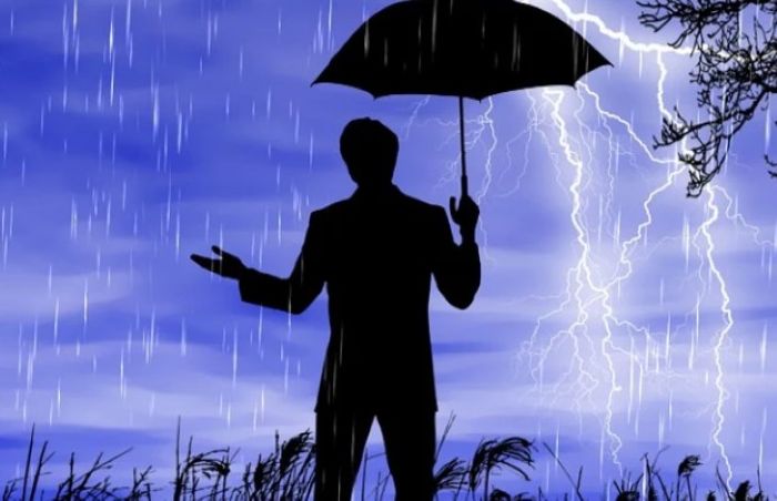 천둥번개가 치는 장마철 밤에 우산을 쓰고 서 있는 사람의 실루엣. 장마철 대비 경각심을 표현한 이미지