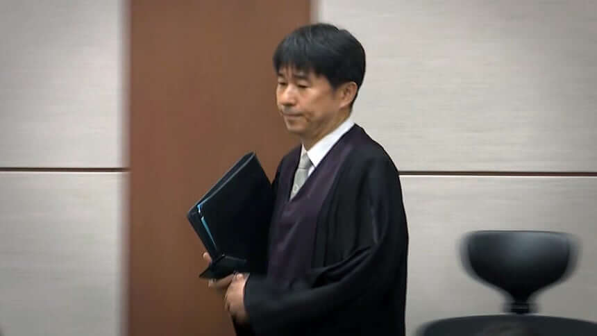 지귀연 부장판사, ‘윤석열 구속취소’와 ‘접대 의혹’ 때마다 휴대폰 교체 논란