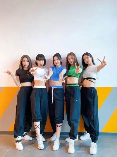 르세라핌-단체-셀카-4