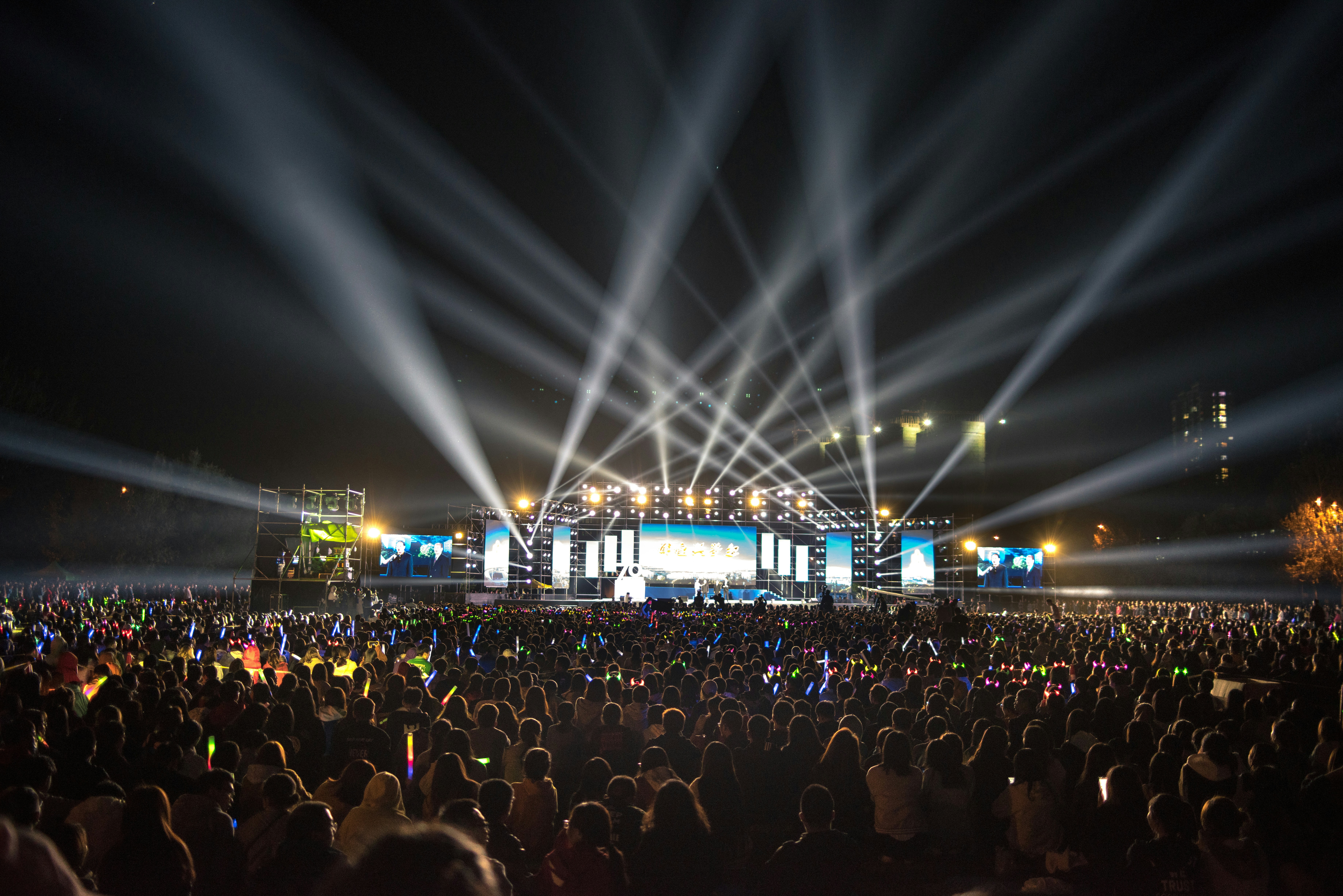 대형 야외 행사 무대 전경 관련 사진