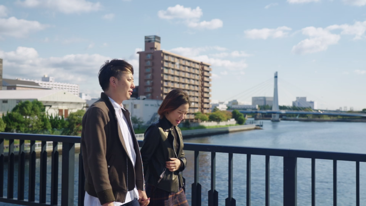 미도리-오타루-거리-걷는-모습