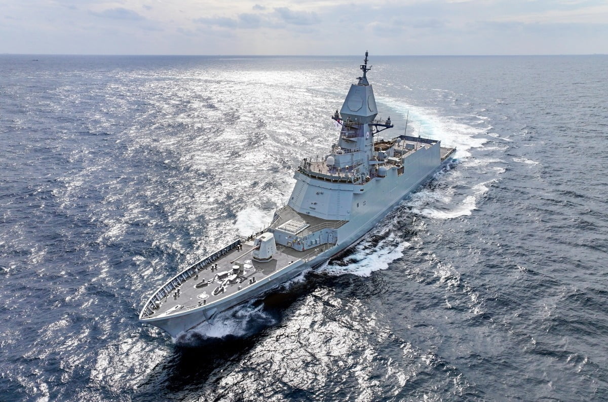 해군에 인계돼 출항 중인 충남함.