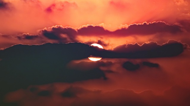 구름 많은 날씨 구름과 태양