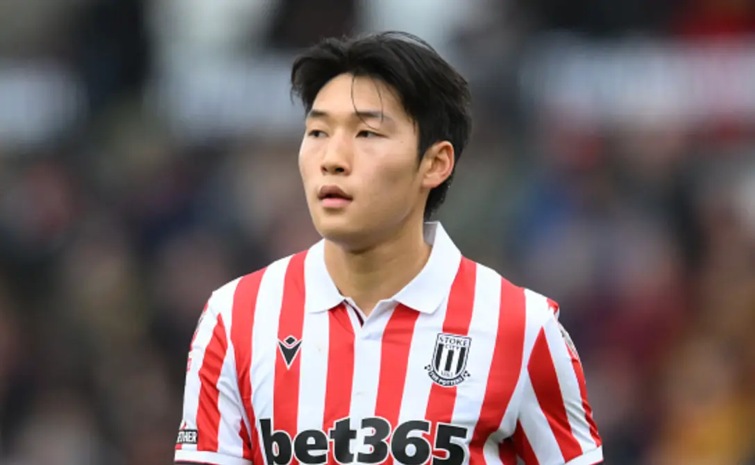 u23-그라운드에 서있는 붉은 줄무늬 유니폼을 입은 배준호