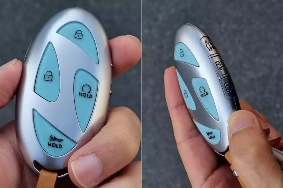 아이오닉 6의 스마트 키는 이렇게 생겼습니다.