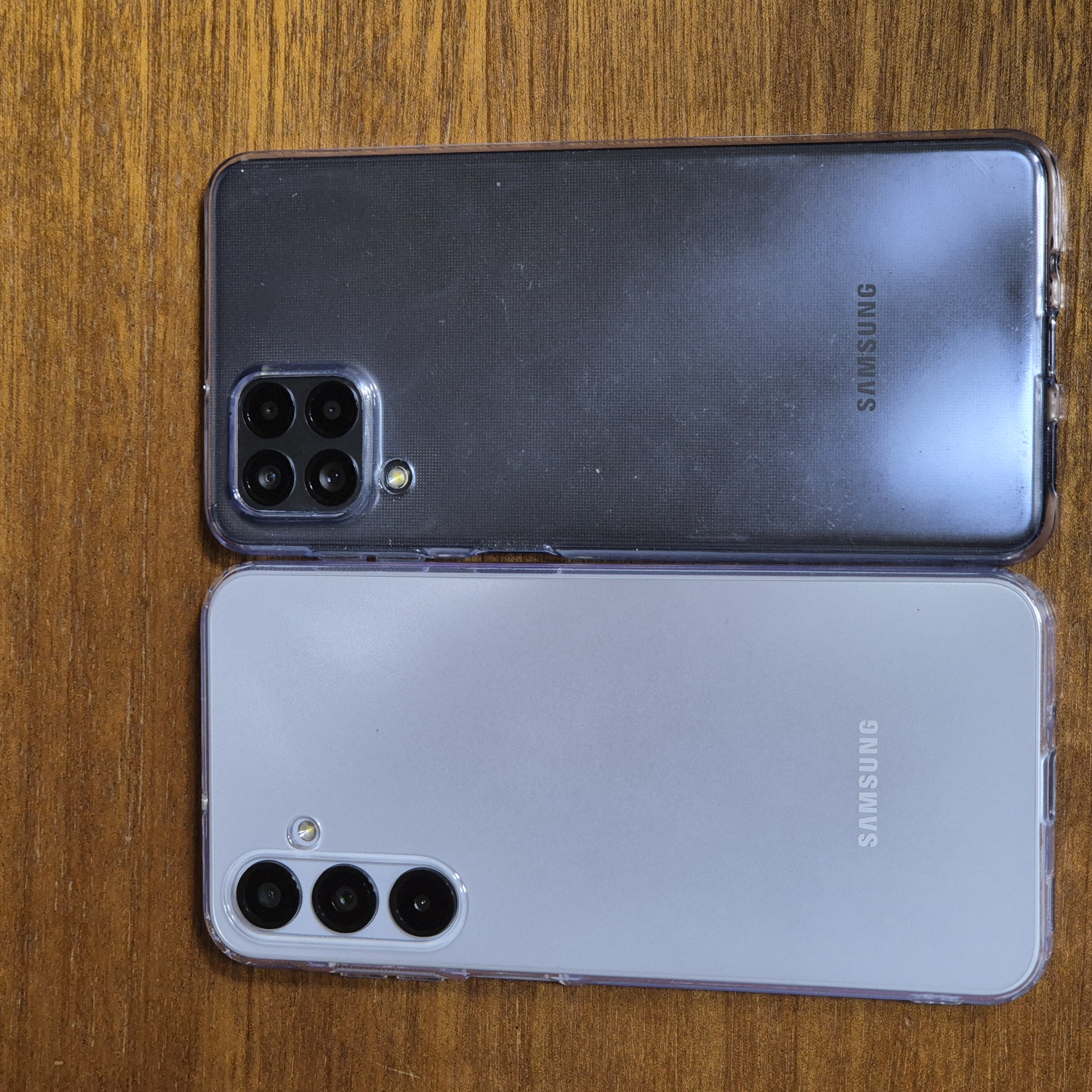 좌) 갤럭시A16과 우) 갤럭시 퀀텀3 뒷면