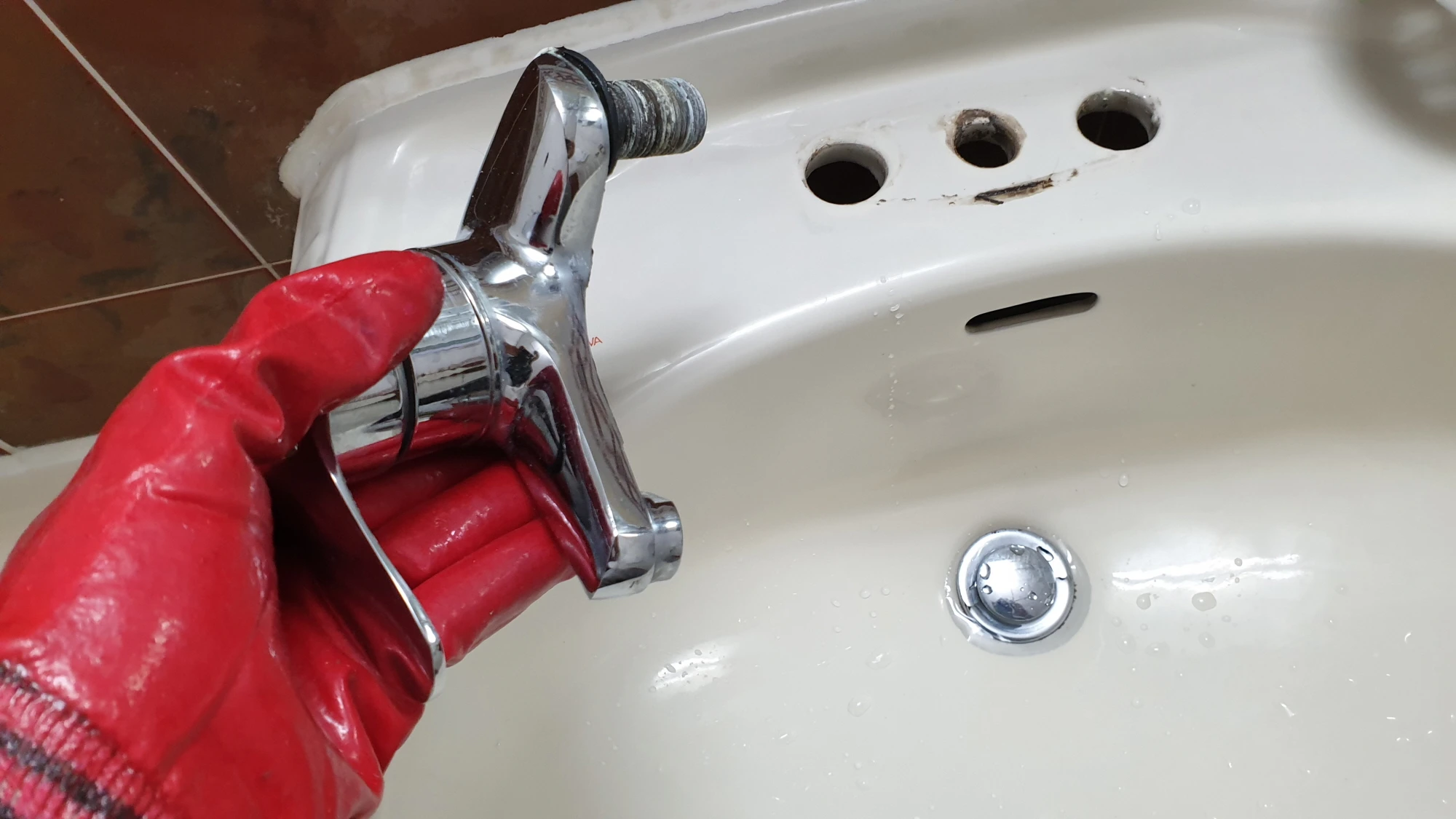 세면대 수도꼭지 뗀 모습