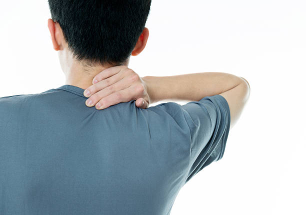 남자가 뒷목을 잡고 있다.