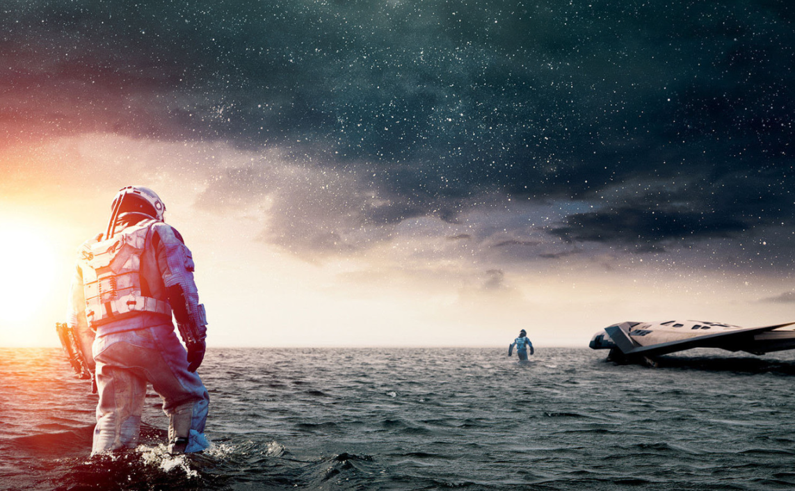 영화 인터스텔라의 한 장면, 우주복을 입은 두명의 인간과 물위에 떠 있는 우주선의 모습이다.