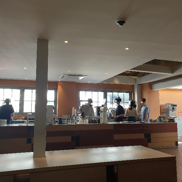 문래동 카페 폰트 문래점_분주히 움직이는 직원들