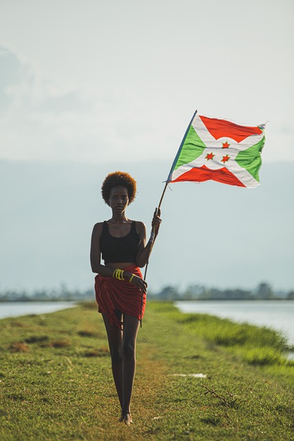 독립기념일에 부룬디 국기를 들고 있는 여인