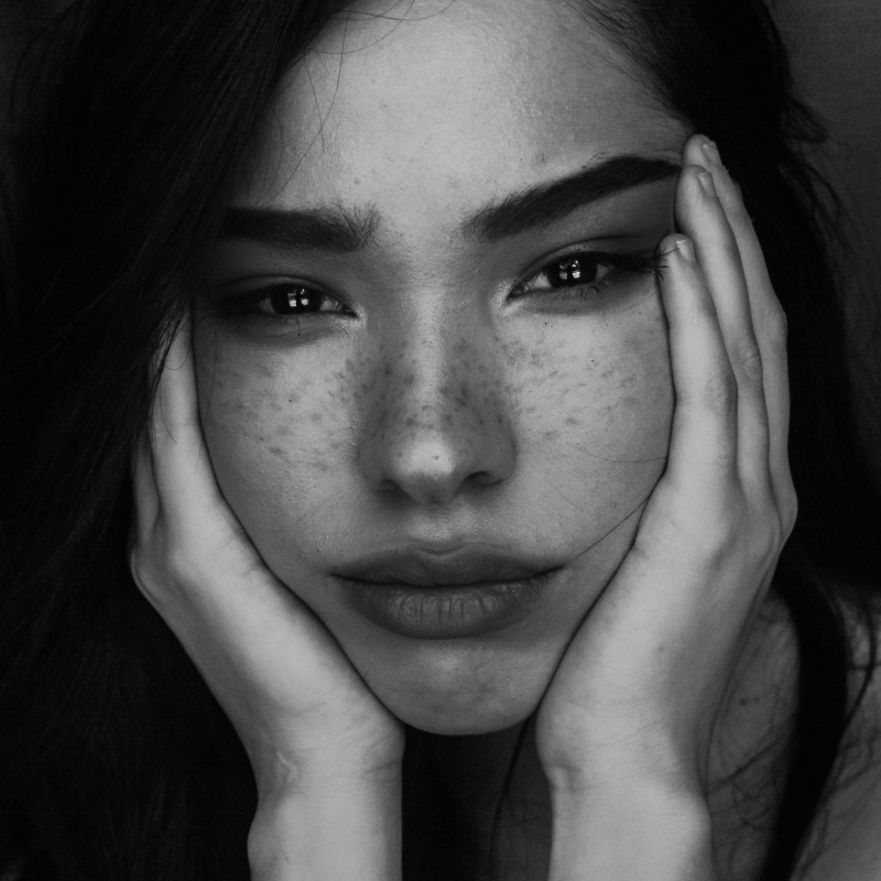 걱정하는-표정으로-양손으로-뺨을-감싸고-있는-소녀의-흑백사진