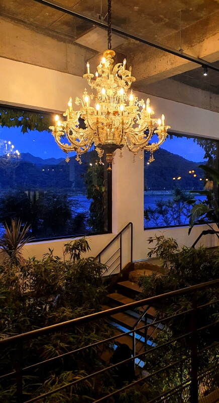 대너리스-카페-샹들리에-포토존