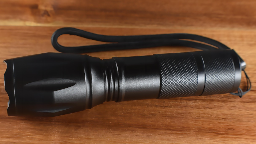 탁자 위에 손전등이 올려져 있는 모습