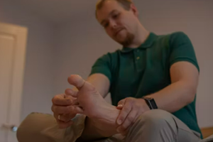 발뒤꿈치 통증, 발뒤꿈치가 아픈 이유, 원인 및 치료방법