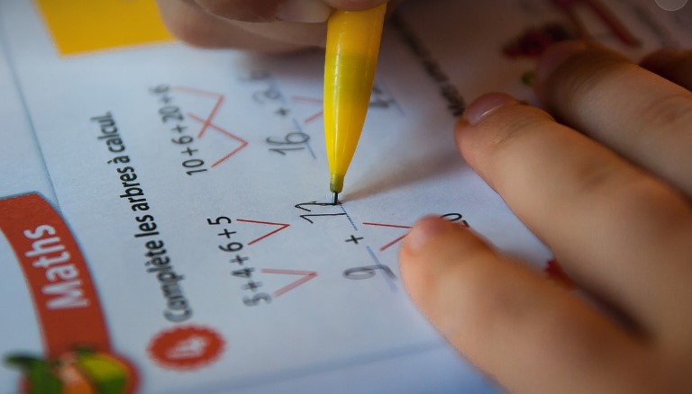 수학 문제 풀고 있는 아이
