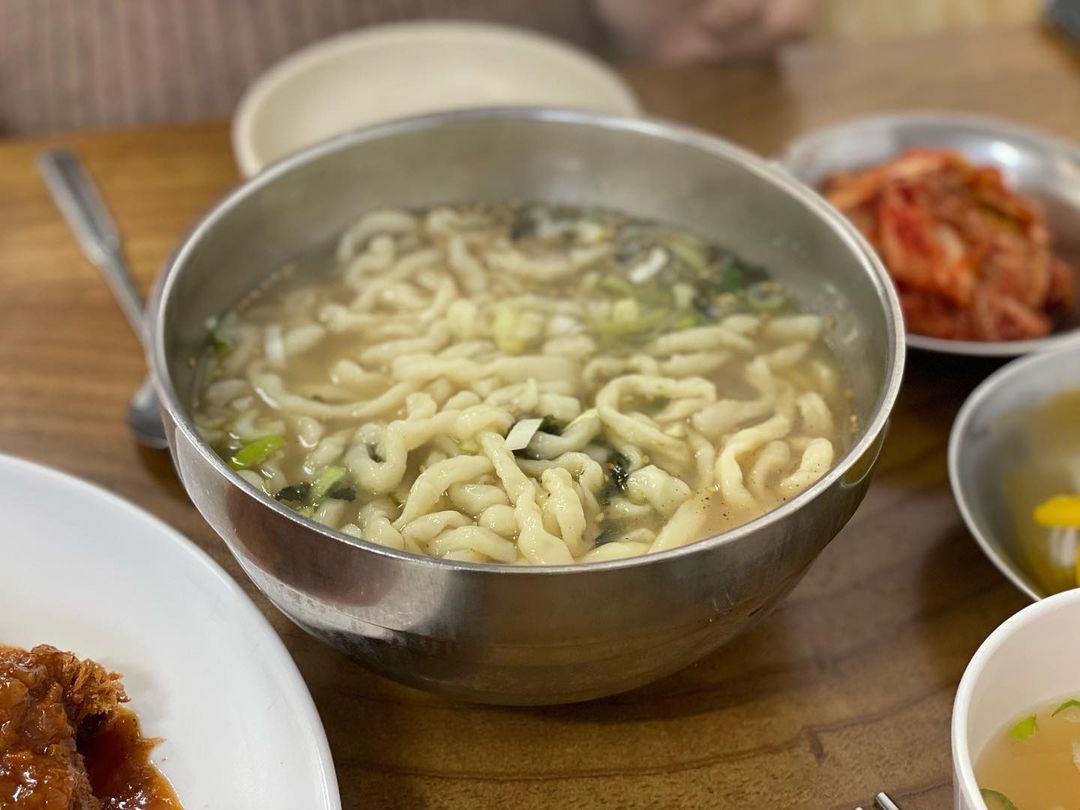 향수를 오롯이 담아낸 잔치 국수 손칼국수 광명 시장 맛집 추천 생방송투데이 인생분식