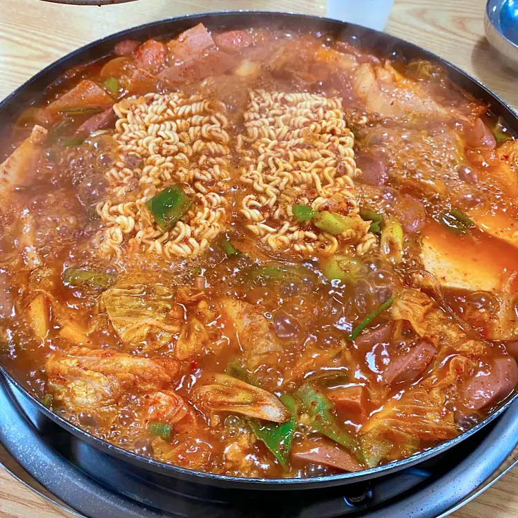 김영철의 동네 한 바퀴 김치 대신 양배추를 가득 넣는 60년 노포 부대찌개 의정부 흥선동 맛집 소개