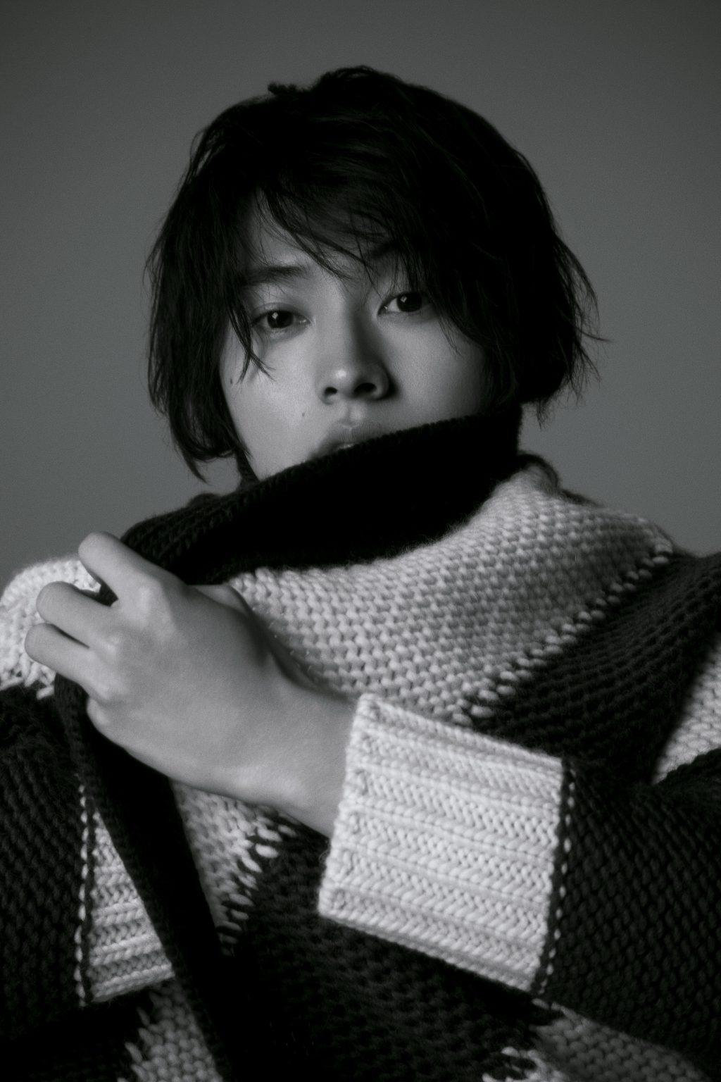 야마자키 캔토 (굵은 실로 짜여진 니트를 입고 있다)