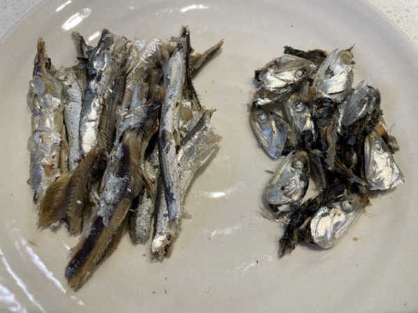 콩나물국 맛있게 끓이는 법 - 멸치 머리와 내장 제거