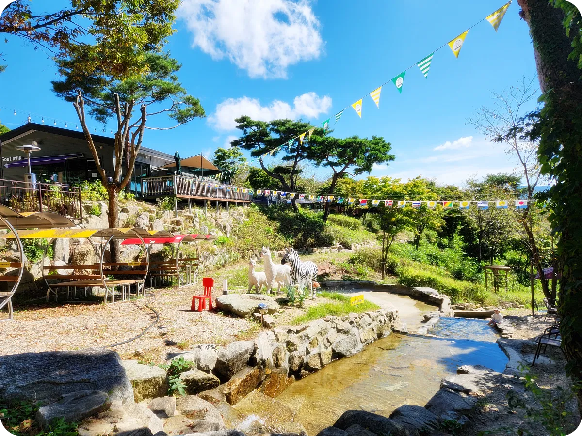 산속애-뷰-나무-물-의자