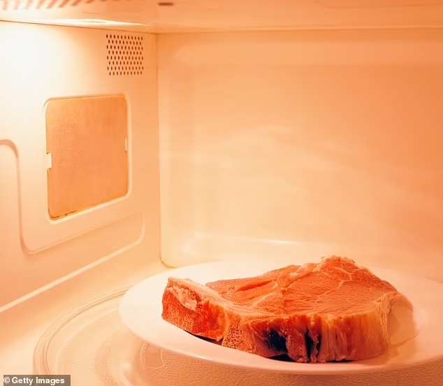 완벽한&nbsp;스테이크 만드는 요령 Raising the steaks: Scientist reveals how to cook the perfect steak - and claims you should use a MICROWAVE