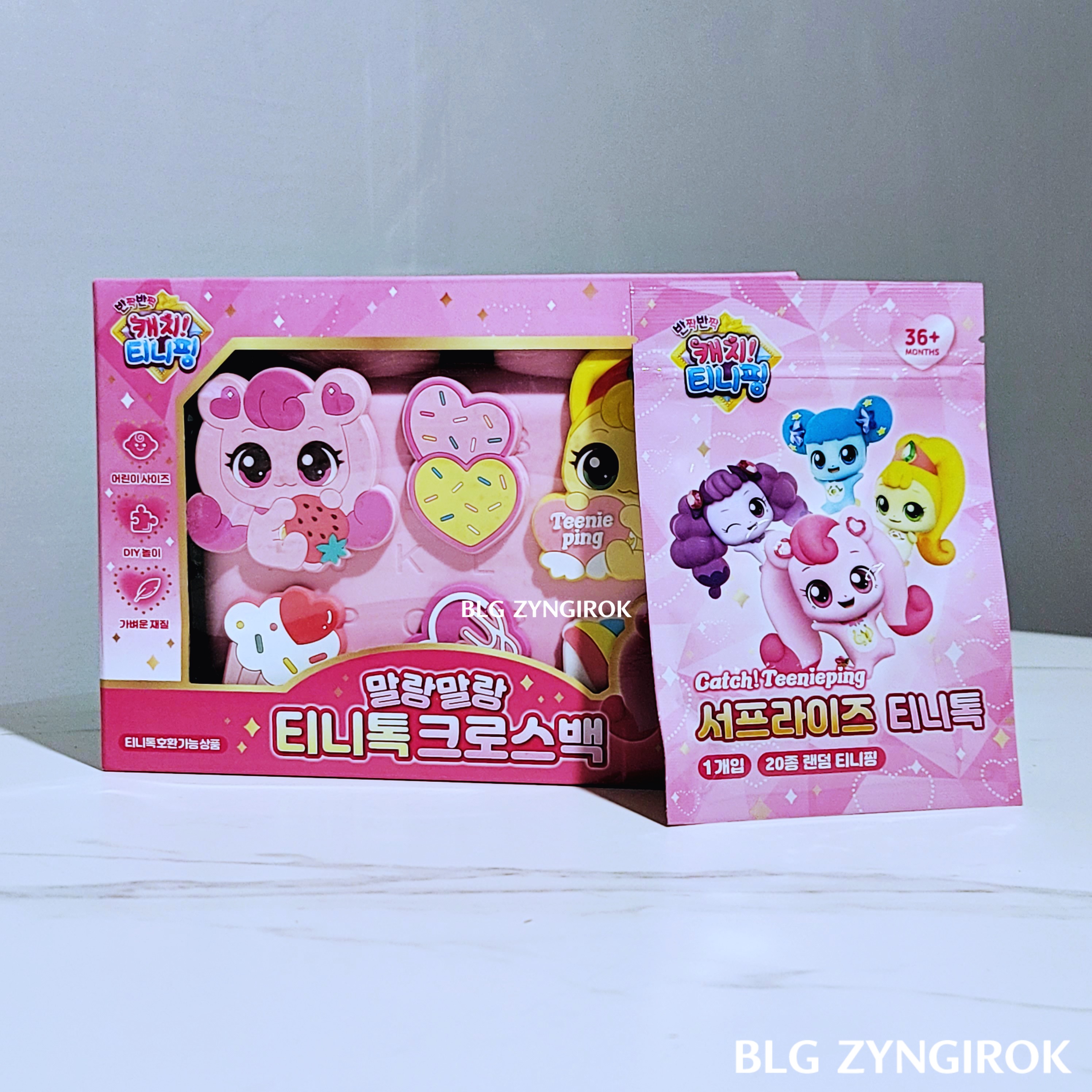 티니톡 크로스백과 티니톡이 테이블 위에 놓여있다.