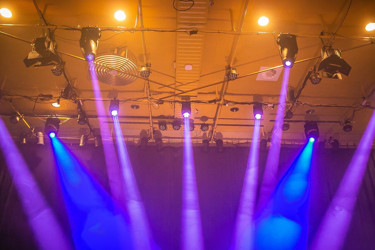 공연 조명 색 배치와 관개의 시간감각