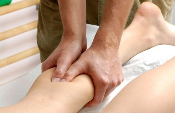 종아리 마사지는 발목부터 종아리까지 부드럽게 올려줘야 합니다.