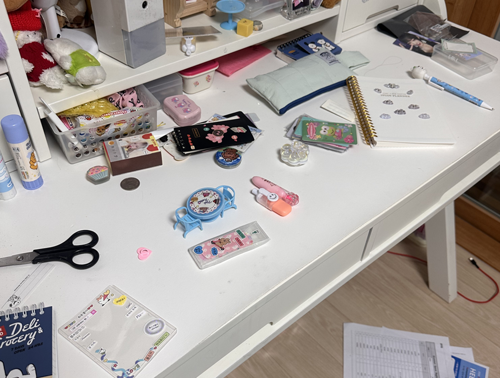 돌아서면 어지럽히는 딸냄 책상..