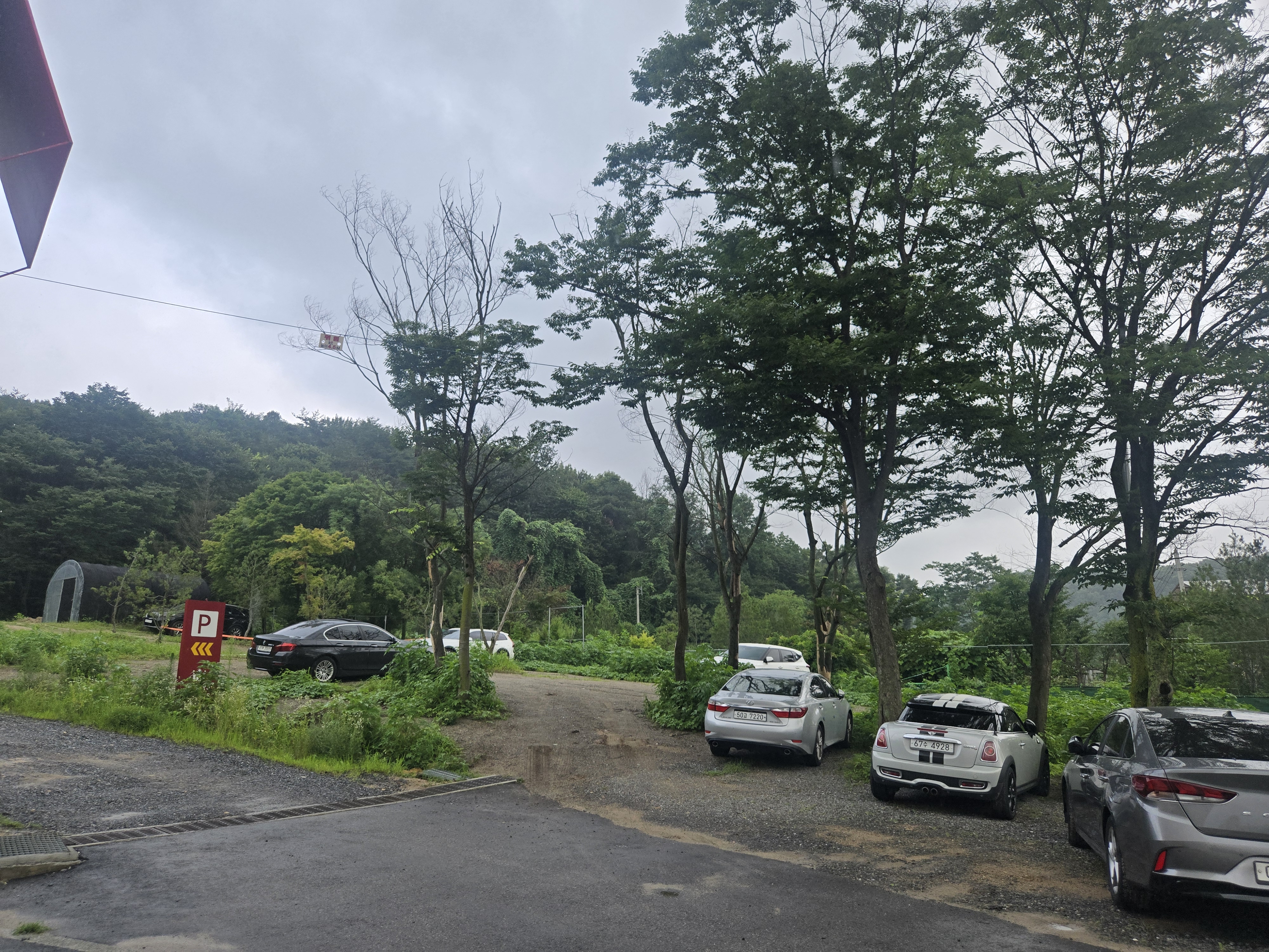 할리스 건물 옆 주차장