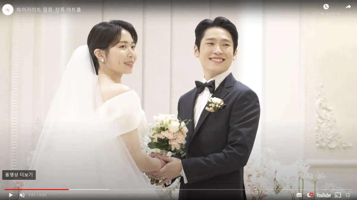 신랑-신부가-두-손을-마주-잡고-있다