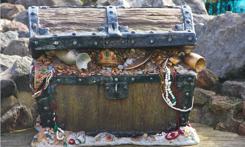 각종 금은보화가 넘칠정도로 들어있는 보물상자 사진