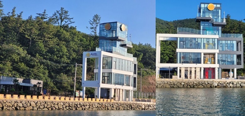 좌측부터 경남 거제 산달도에 있는 &quot;산도달도 카페&quot; 건물 전경을 좌측면에서 바라보는 각도에서 찍은 사진과 우측은 정면을 바라보는 각도에서 찍은 카페 사진으로 카페 앞쪽으로 잔잔한 바다가 보이는 전경사진