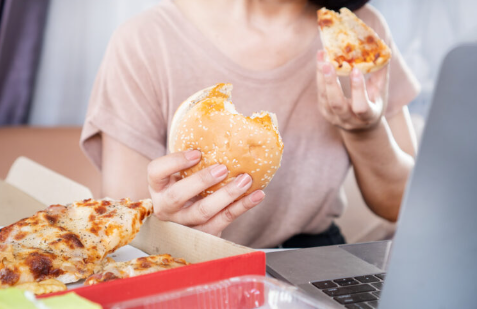 패스트푸드를 먹는 것.