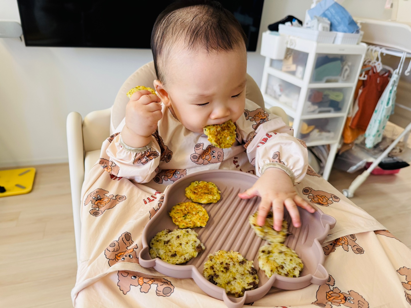 달걀밥전을 골라잡아 먹고 있는 9개월 아기 찬솔이의 모습