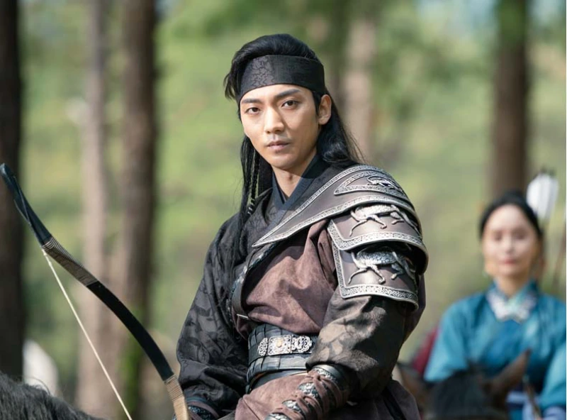 무장한 상태에서 활을 들고 말에 타고 있는 환상연가 출연진 황희