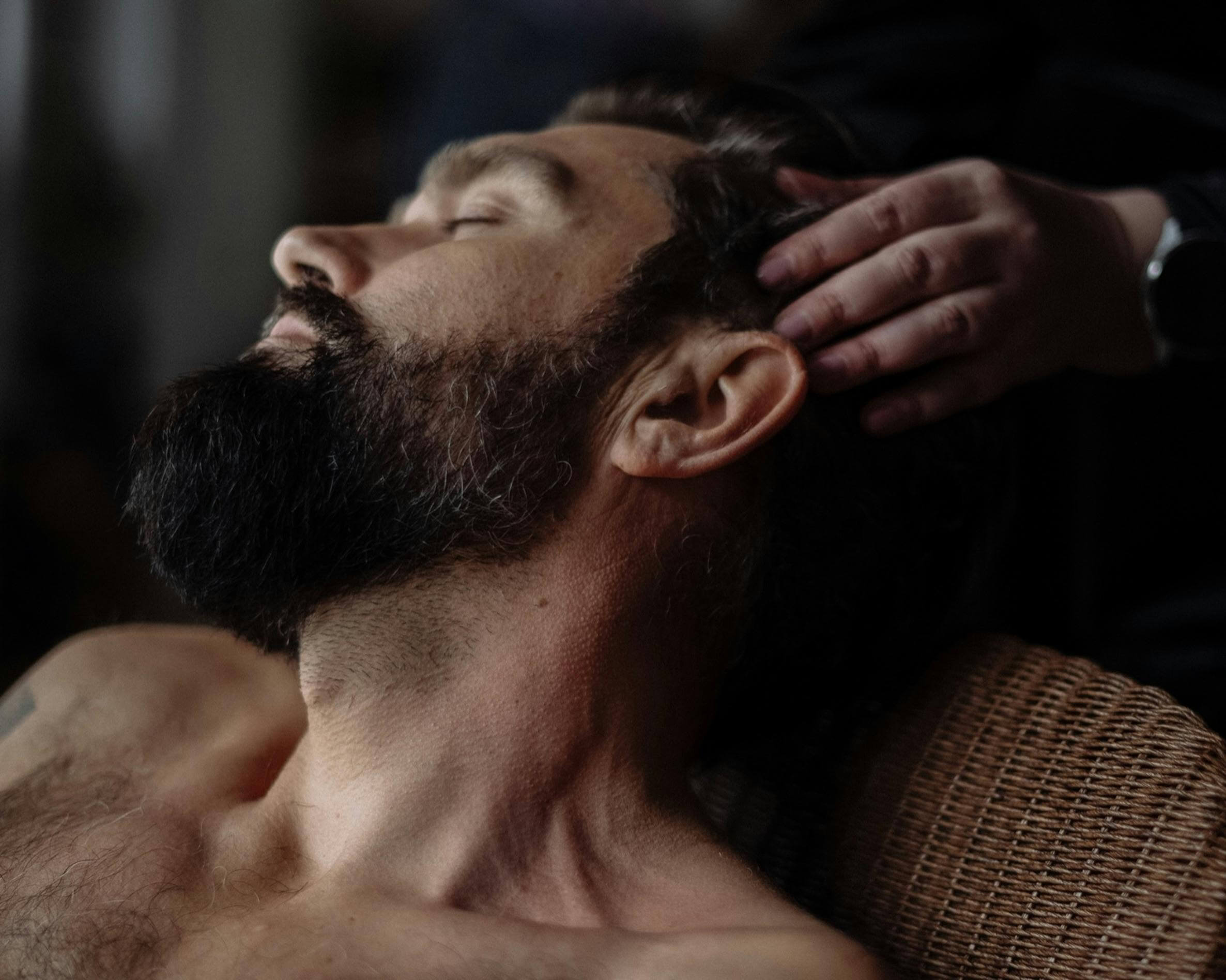 환절기 두피 가려움&amp;#44; 방치하면 탈모까지? 예방법 공개