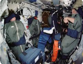 수면 포드에서 무중력을 극복하며 잠을 자는 우주비행사들 모습