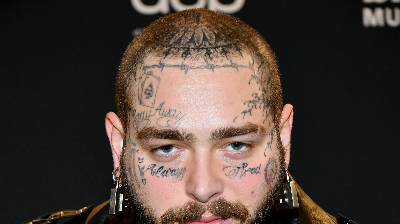 얼굴에 타투한 포스트 말론 사진