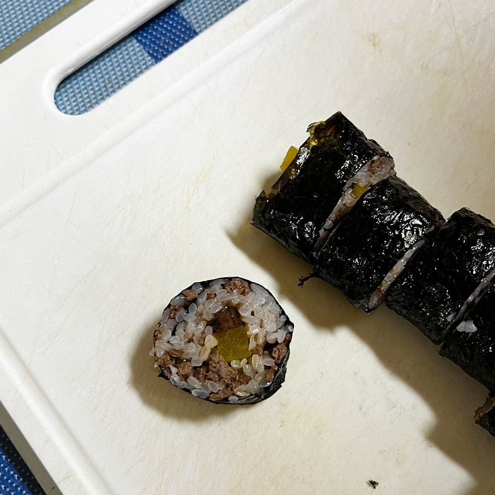 도마-위에-김밥이-올려져있습니다.(7)