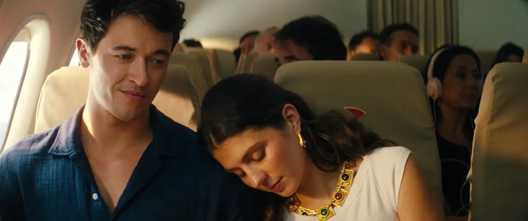 비행기 안에서 알렉스의 어깨에 기대 잠든 파피