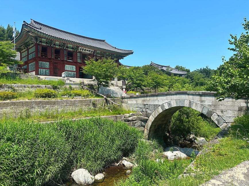 건봉사 대웅전과 능파교