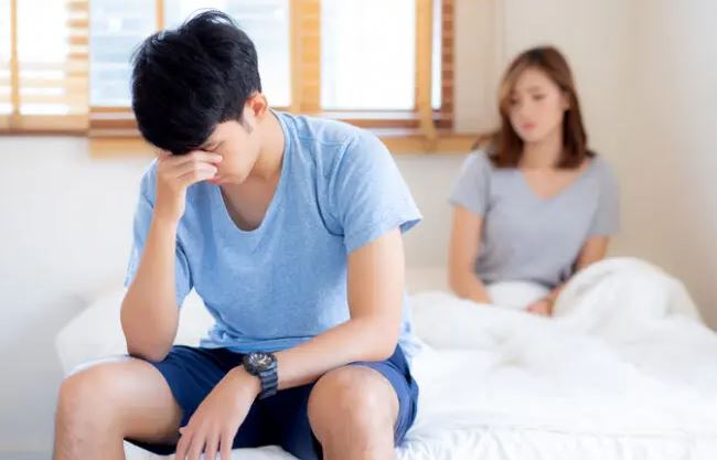 조루증으로 인해 관계를 하는 것이 괴로워하는 남성의 모습