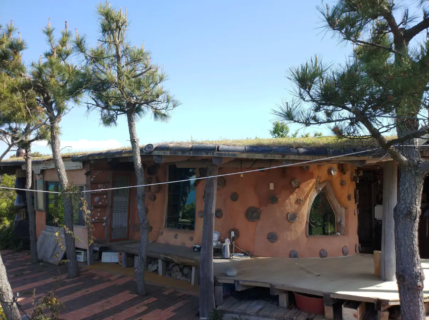 바다 보이는 흙집 모습