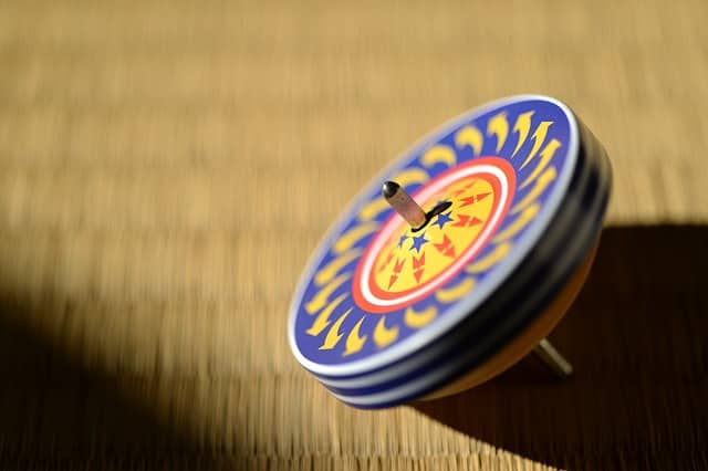 팽이치기의 과학적 원리 – 회전과 균형의 비밀