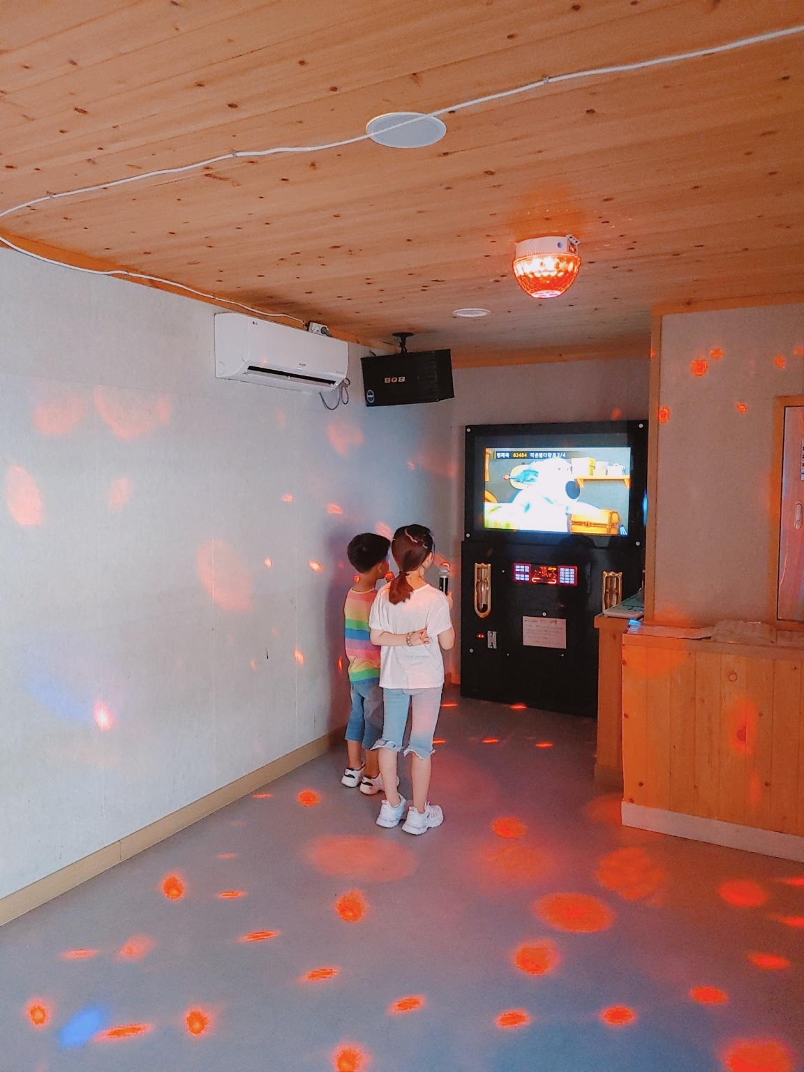 순천 드라마 촬영장 노래방에서 노래부르는 아이들