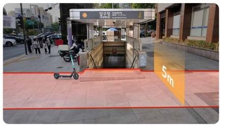 지하철역 출입구 전면 붉은색 위 전동킥보드