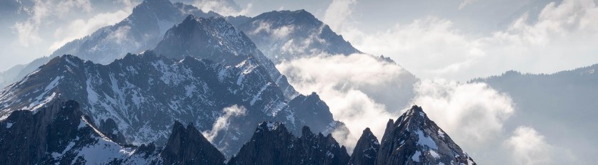 산맥이 줄지어 뻗어있는 사진