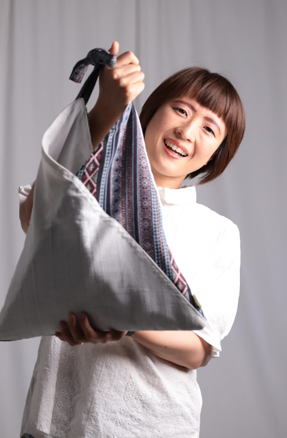 마트에 갈 때 코튼 장바구니를 들고 가는 사진